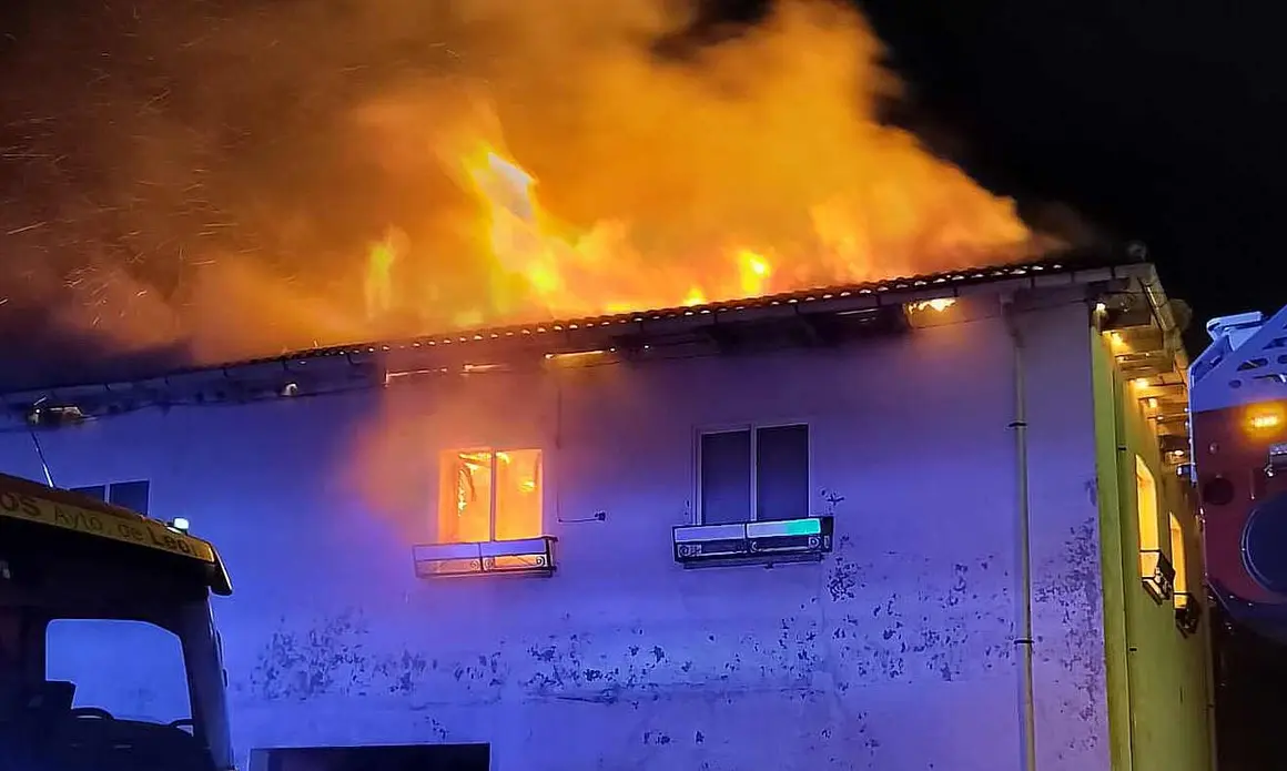 Un incendio de grandes proporciones se desató a última hora de este jueves en una vivienda situada en la calle La Fuente de Chozas de Arriba. En la casa, de más de medio siglo y con una estructura de madera, residía un matrimonio junto a su hija menor de edad, quienes lograron salir del inmueble por sus propios medios al percatarse del intenso humo. Fotos: Bomberos de León