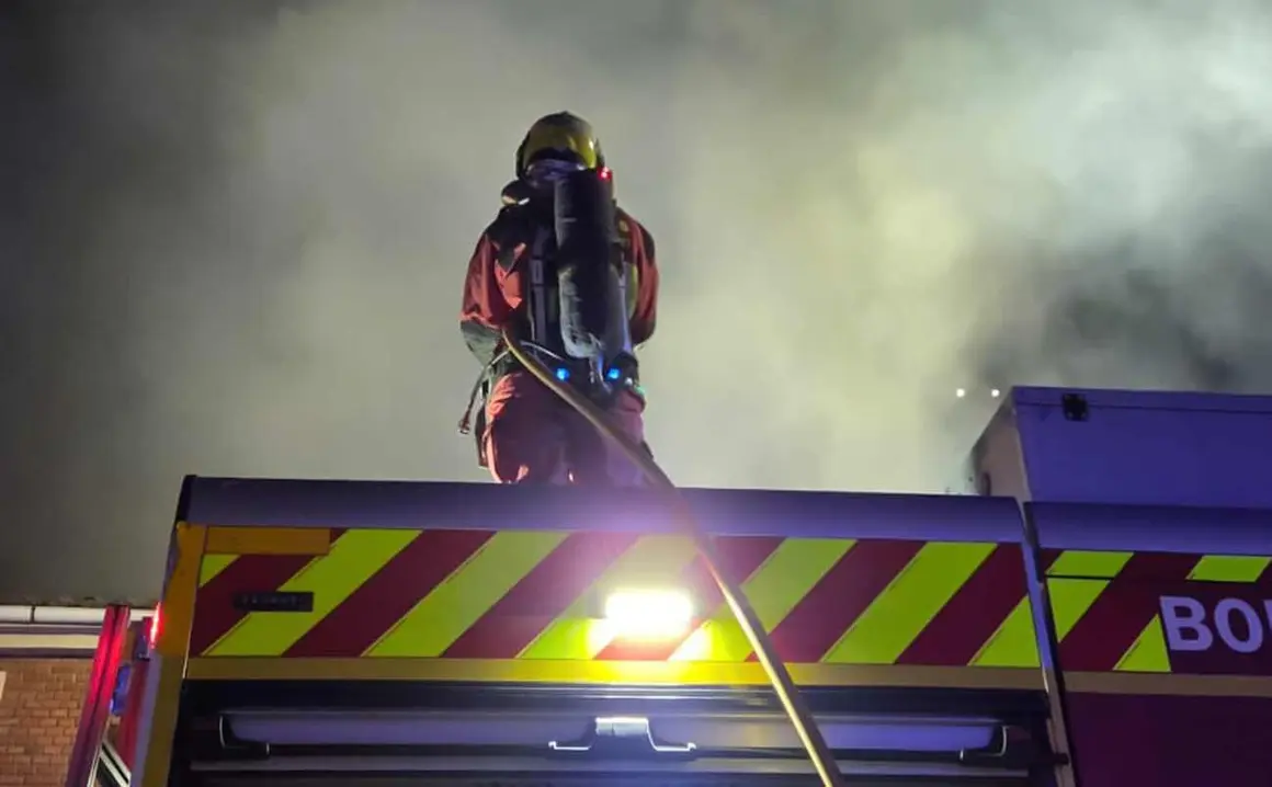 Un incendio de grandes proporciones se desató a última hora de este jueves en una vivienda situada en la calle La Fuente de Chozas de Arriba. En la casa, de más de medio siglo y con una estructura de madera, residía un matrimonio junto a su hija menor de edad, quienes lograron salir del inmueble por sus propios medios al percatarse del intenso humo. Fotos: Bomberos de León