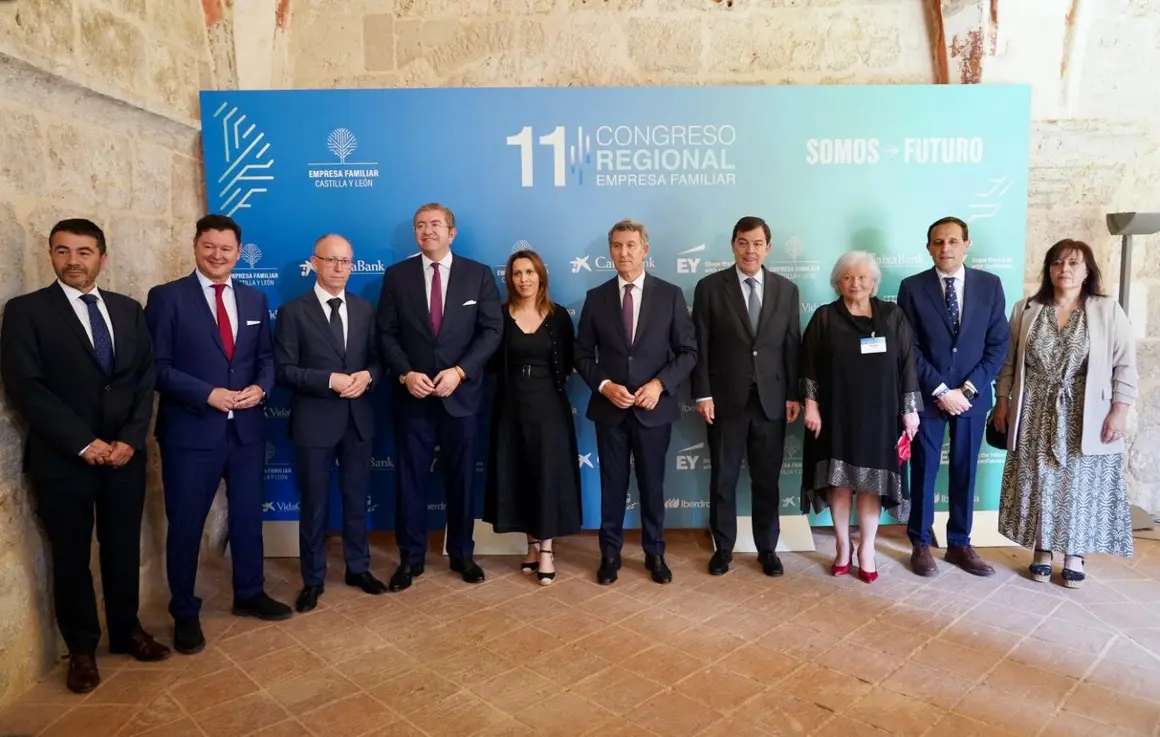 El presidente de la Junta, Alfonso Fernández Mañueco, y el presidente nacional del PP, Alberto Núñez Feijóo, participan en el 11º Congreso Regional Empresa Familiar Castilla y León, ''Somos Futuro''. Fotos: Miriam Chacón Antón