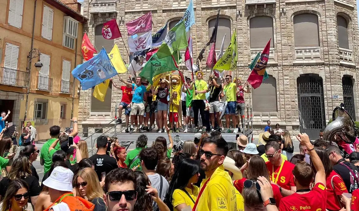 Más de 1.500 personas y una treintena de peñas dan el pistoletazo festivo a San Juan y San Pedro con un desfile vibrante entre banderas, música y emoción compartida.