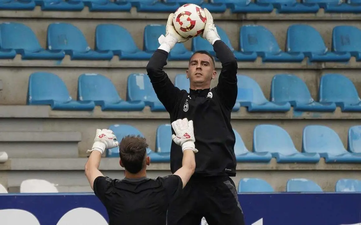 Los porteros blanquiazules, durante el calentamiento.