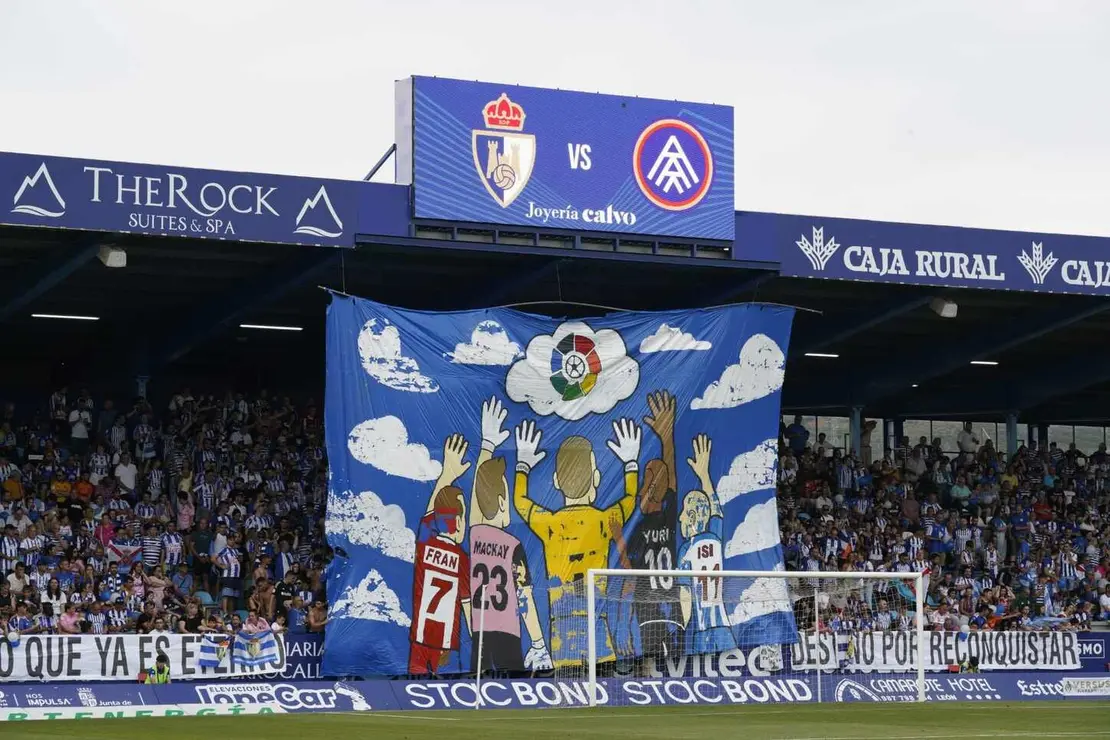 La Ponferradina se quedó a las puertas del ascenso tras caer por 0-1 ante el FC Andorra en El Toralín, en un partido que dejó a los bercianos a solo un gol de volver al fútbol profesional. Sin embargo, a pesar del doloroso desenlace, la campaña ha sido notable: segundo puesto en el grupo I de Primera RFEF, empatado a puntos con la Cultural Leonesa, y sin ascenso directo únicamente por la diferencia de goles.
