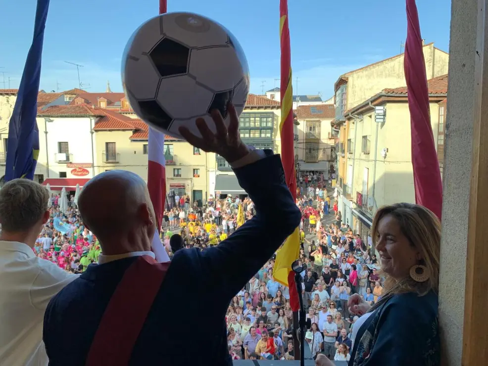 Pregón de las Fiestas de San Juan y San Pedro 2025 por la Cultural y Deportiva Leonesa.