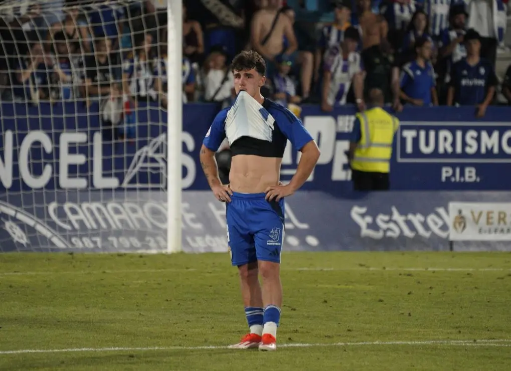 La SD Ponterradina no consigue el ascenso a segunda división al perder 0-1 contra el FC Andorra. Foto Peio García (9)