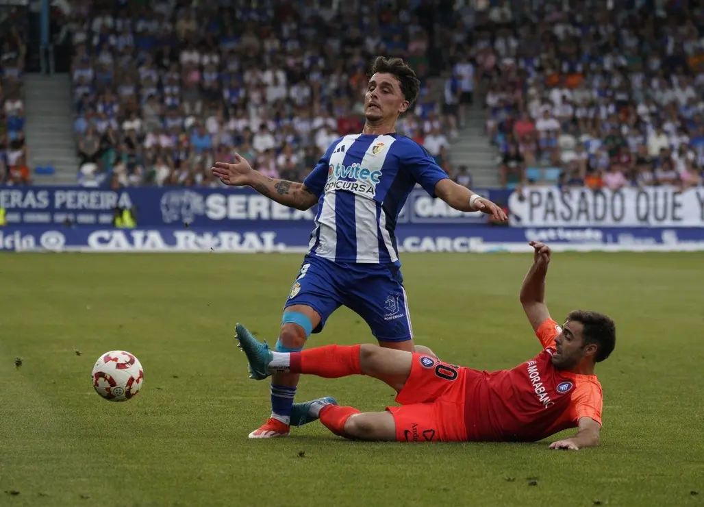La SD Ponterradina no consigue el ascenso a segunda división al perder 0-1 contra el FC Andorra. Foto Peio García (21)