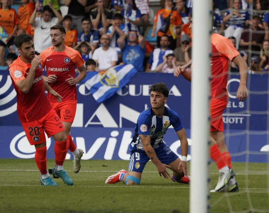 La SD Ponterradina no consigue el ascenso a segunda división al perder 0-1 contra el FC Andorra. Foto Peio García (25)