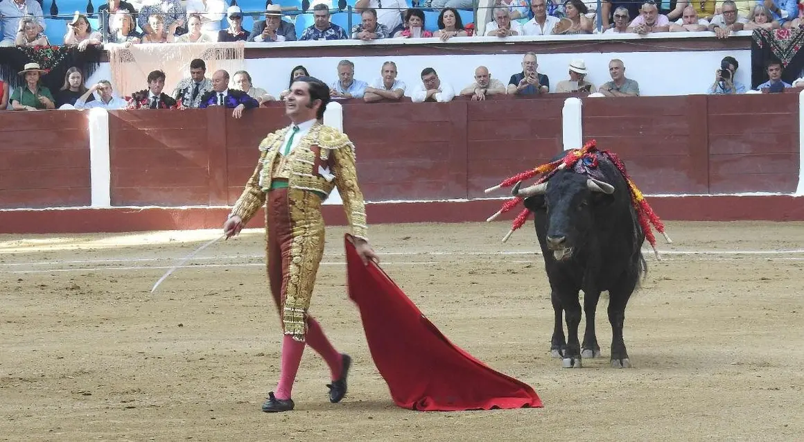 Morante y El Fandi triunfan a lo grande. La afición vibró con detalles de arte y entrega en una tarde calurosa y multitudinaria donde Morante bordó el toreo y El Fandi conquistó al público con poderío y raza.