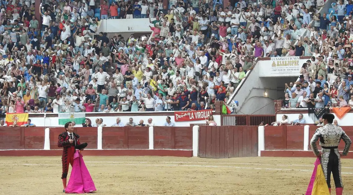 Referentes del mundo empresarial, cultural y político se reúnen en el coso leonés durante la feria de San Juan y San Pedro, con Morante, El Fandi y Cayetano como reclamos de una tarde marcada por el arte y la emoción.