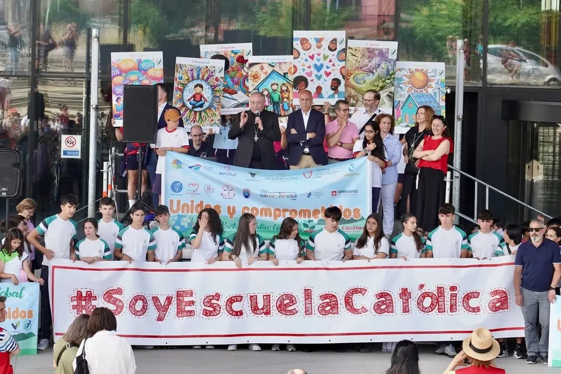 El alcalde de León, José Antonio Diez, asiste a la 4º Marcha Solidaria Pacto Educativo Global