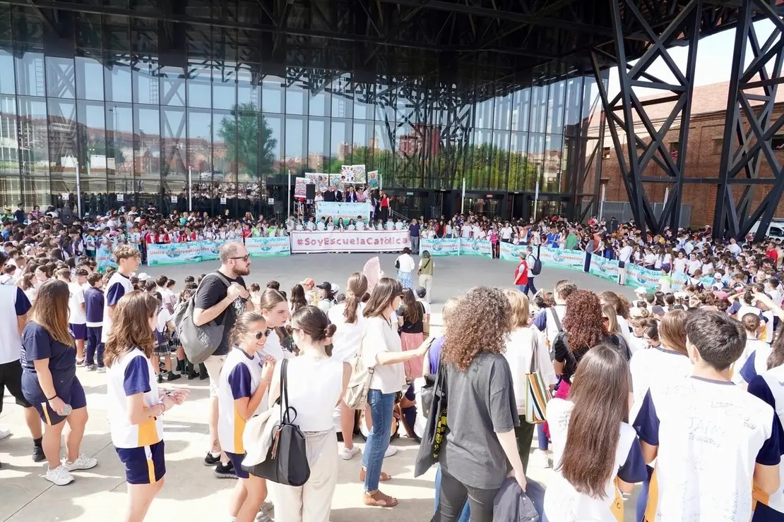 El alcalde de León, José Antonio Diez, asiste a la 4º Marcha Solidaria Pacto Educativo Global