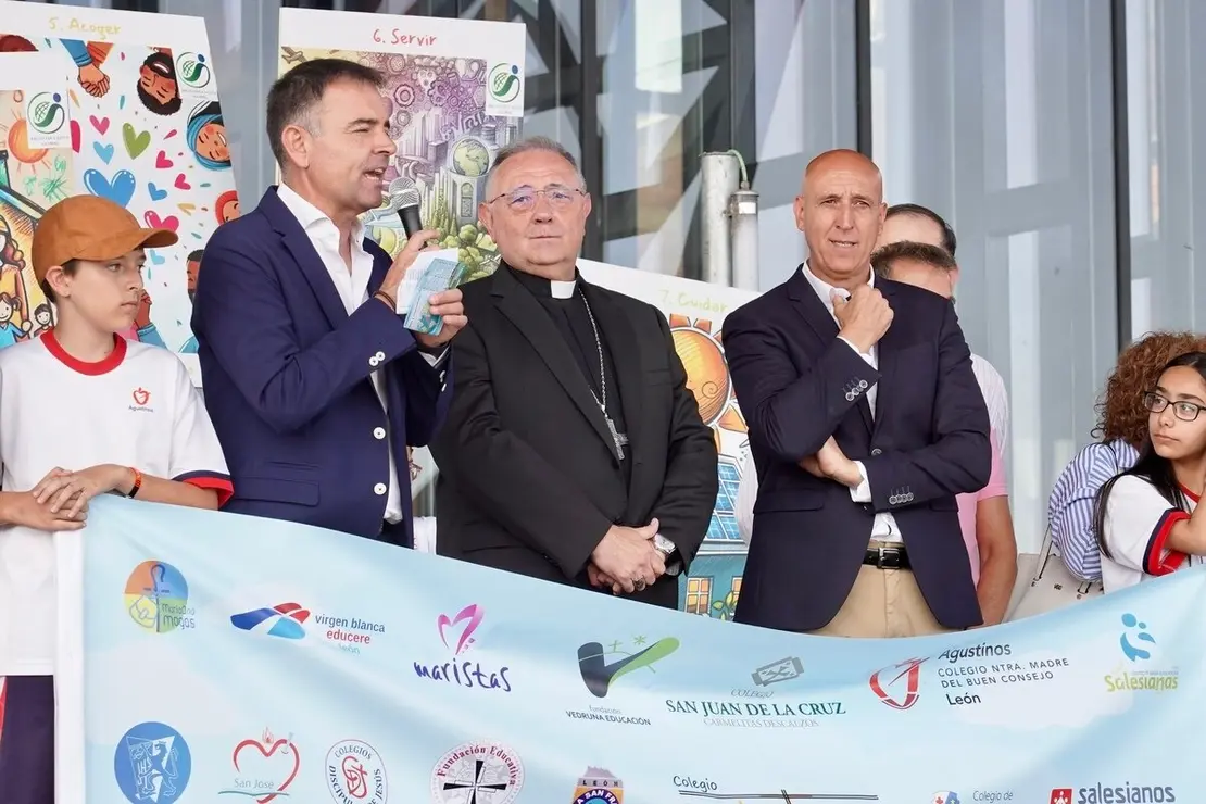 El alcalde de León, José Antonio Diez, asiste a la 4º Marcha Solidaria Pacto Educativo Global