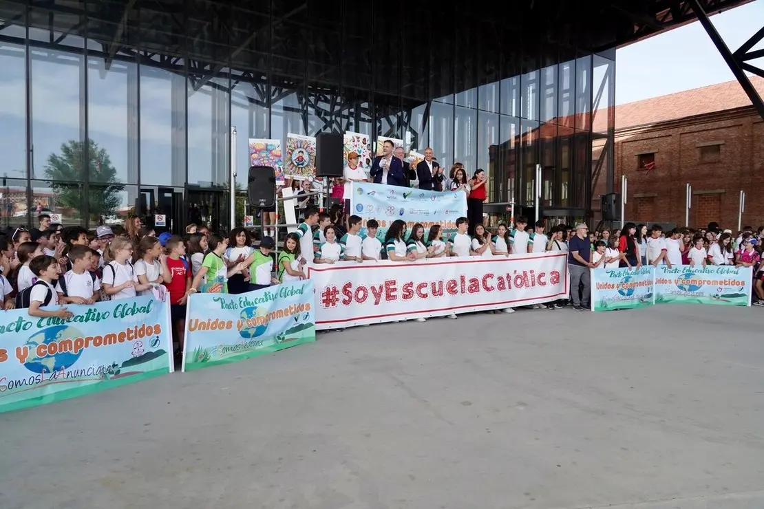 El alcalde de León, José Antonio Diez, asiste a la 4º Marcha Solidaria Pacto Educativo Global