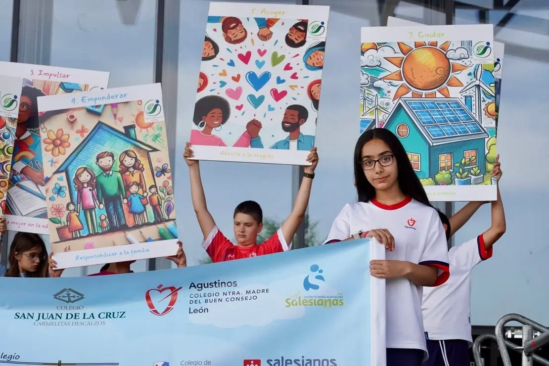 El alcalde de León, José Antonio Diez, asiste a la 4º Marcha Solidaria Pacto Educativo Global