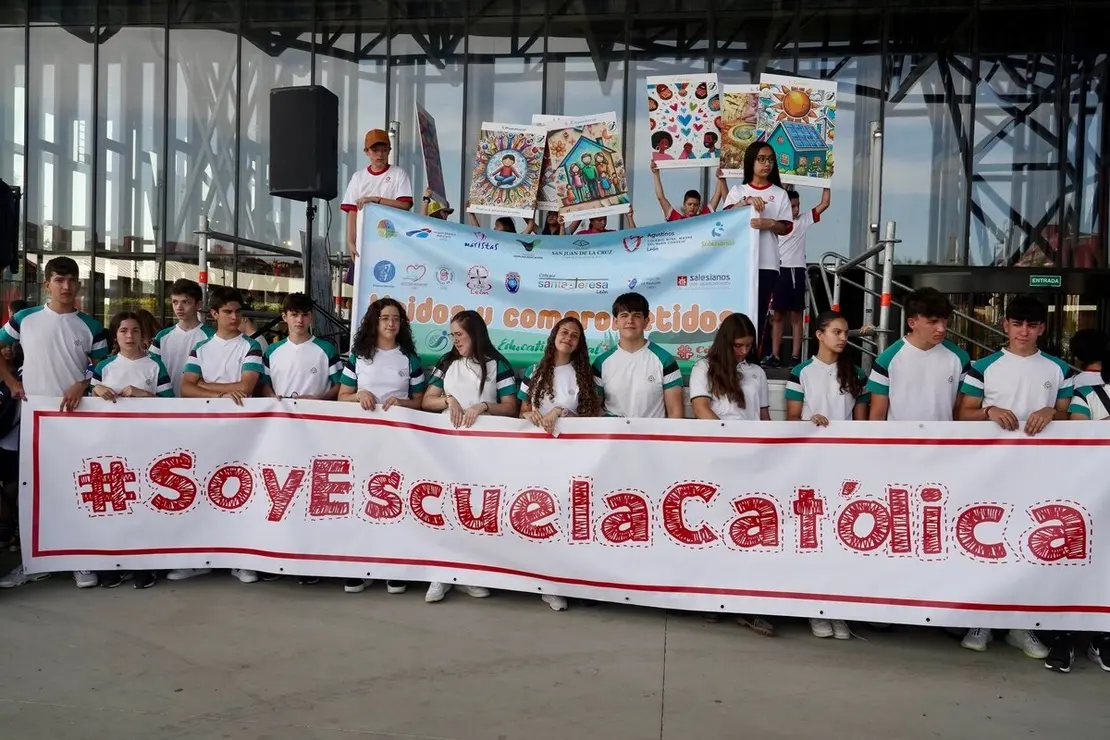 El alcalde de León, José Antonio Diez, asiste a la 4º Marcha Solidaria Pacto Educativo Global