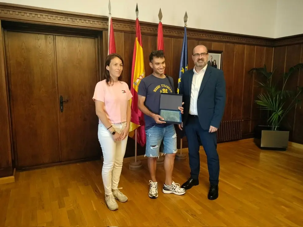 El Ayuntamiento de Ponferrada homenajea al atleta berciano Jaime Romo tras convertirse en campeón de España de Carreras por Montaña. Foto: Ayto. Ponferrada