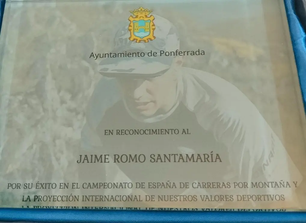 El Ayuntamiento de Ponferrada homenajea al atleta berciano Jaime Romo tras convertirse en campeón de España de Carreras por Montaña. Foto: Ayto. Ponferrada