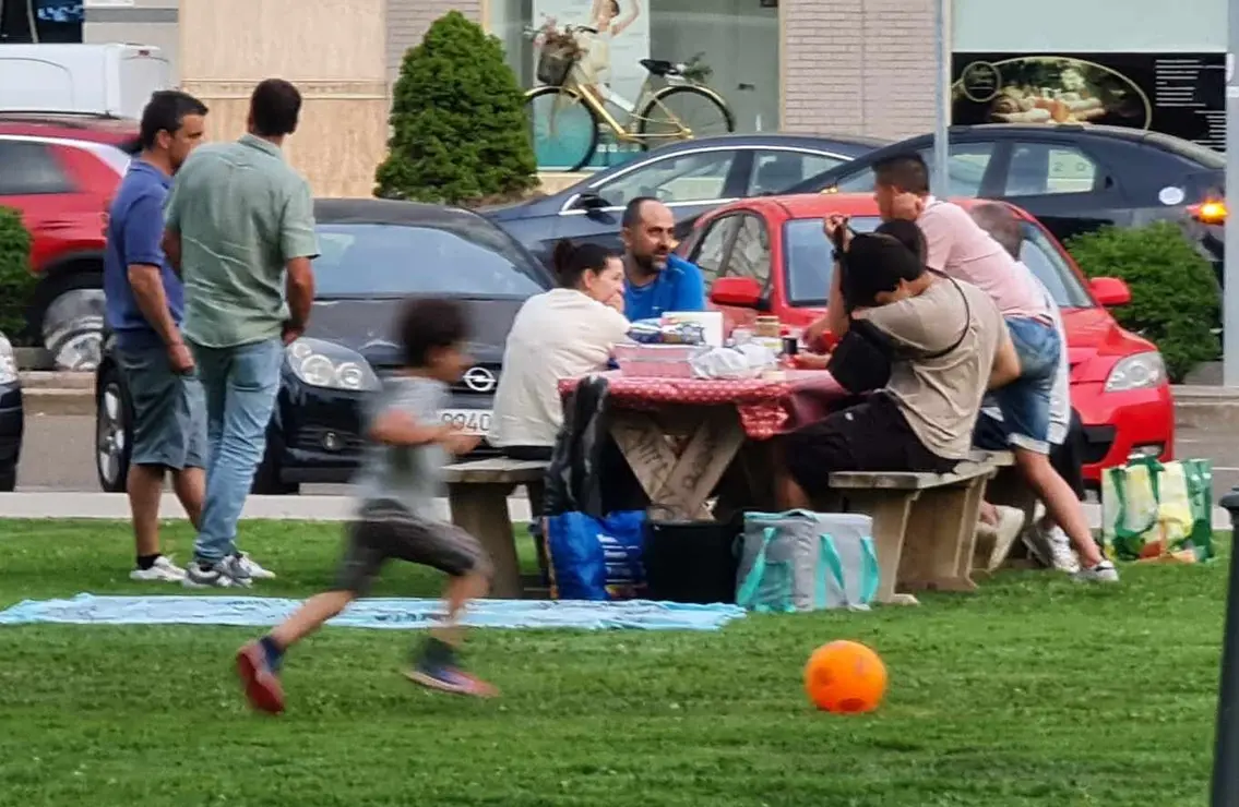 Este lunes por la tarde, decenas de familias leonesas se lanzaron al césped con manteles, tortillas y neveras a cuestas, recuperando una costumbre que parecía olvidada: el picnic urbano.