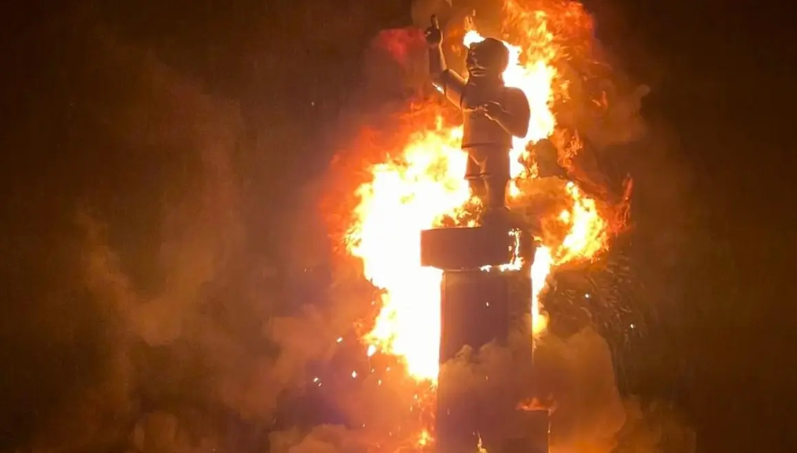 León celebró su noche más mágica entre tradición y modernidad, aunque la lluvia interrumpió el ritual justo cuando comenzaba a arder la emblemática hoguera en Eras de Renueva.