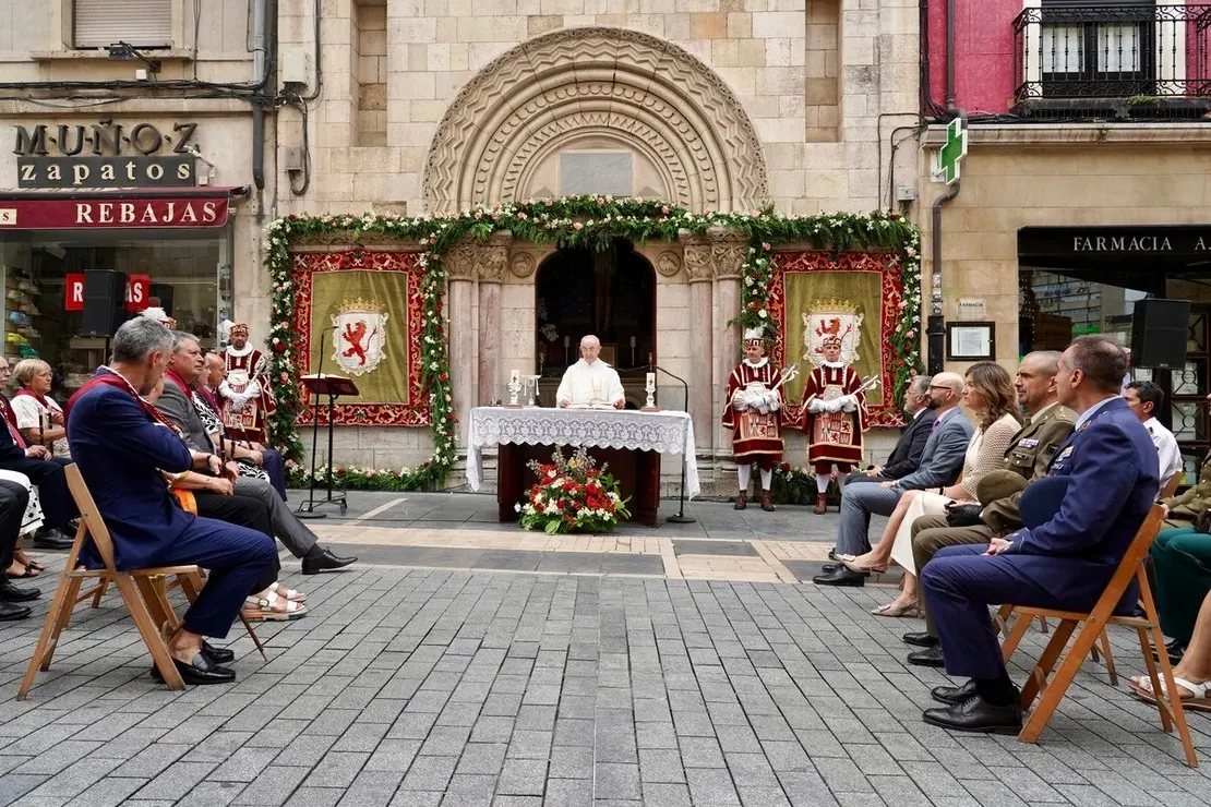La corporación municipal de la capital leonesa, asiste a la tradicional misa de san Juan, que también contará con la presencia del presidente de las Cortes de Castilla y León, Carlos Pollán