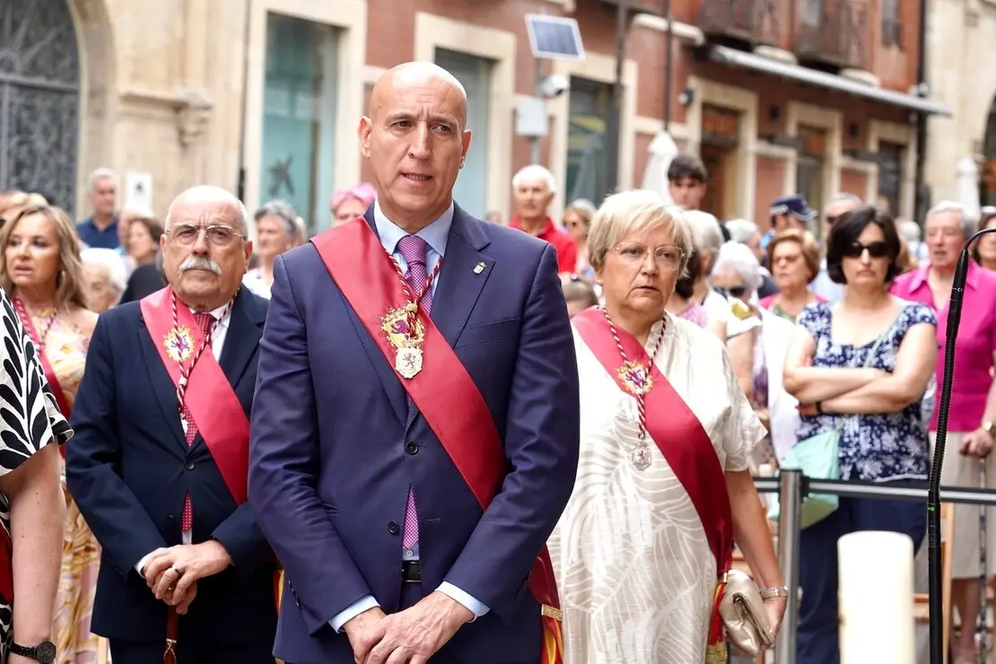 La corporación municipal de la capital leonesa, asiste a la tradicional misa de san Juan, que también contará con la presencia del presidente de las Cortes de Castilla y León, Carlos Pollán