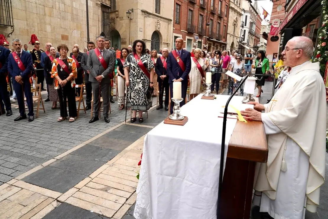 La corporación municipal de la capital leonesa, asiste a la tradicional misa de san Juan, que también contará con la presencia del presidente de las Cortes de Castilla y León, Carlos Pollán