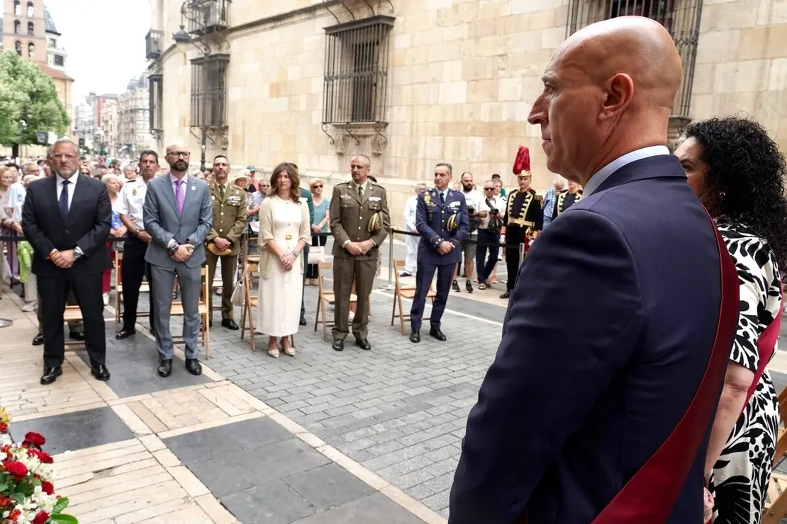 La corporación municipal de la capital leonesa, asiste a la tradicional misa de san Juan, que también contará con la presencia del presidente de las Cortes de Castilla y León, Carlos Pollán