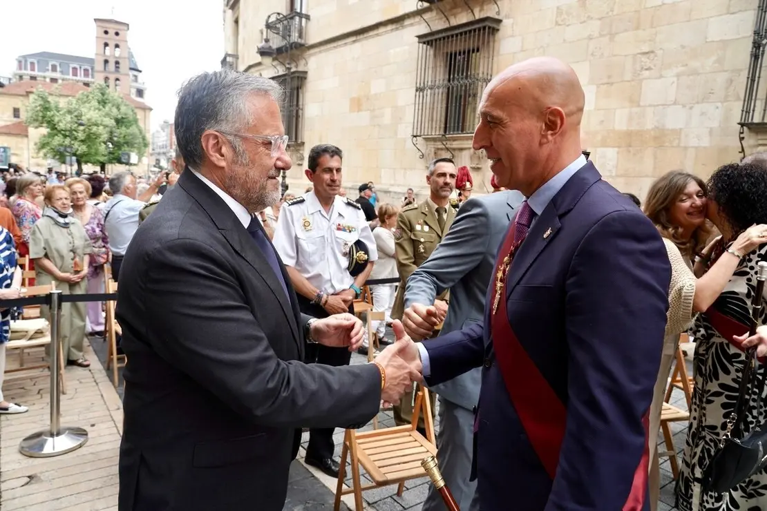 La corporación municipal de la capital leonesa, asiste a la tradicional misa de san Juan, que también contará con la presencia del presidente de las Cortes de Castilla y León, Carlos Pollán