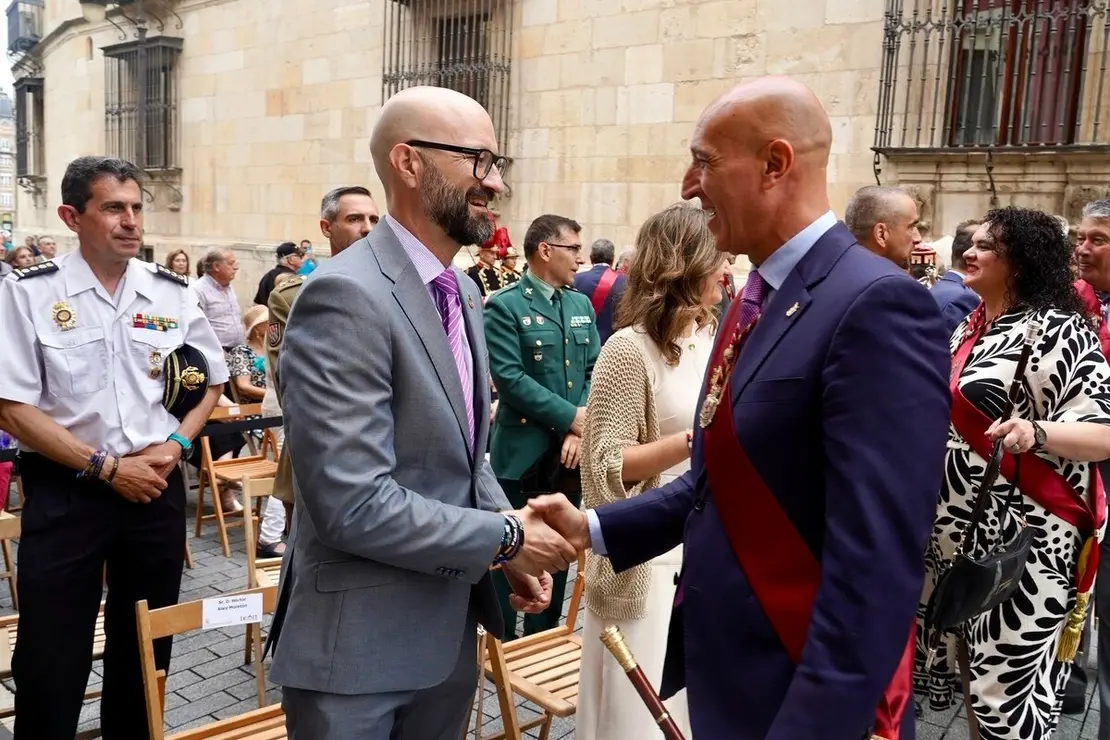 La corporación municipal de la capital leonesa, asiste a la tradicional misa de san Juan, que también contará con la presencia del presidente de las Cortes de Castilla y León, Carlos Pollán