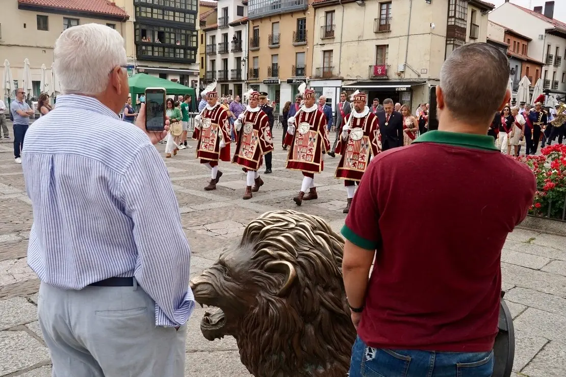 La corporación municipal de la capital leonesa, asiste a la tradicional misa de san Juan, que también contará con la presencia del presidente de las Cortes de Castilla y León, Carlos Pollán
