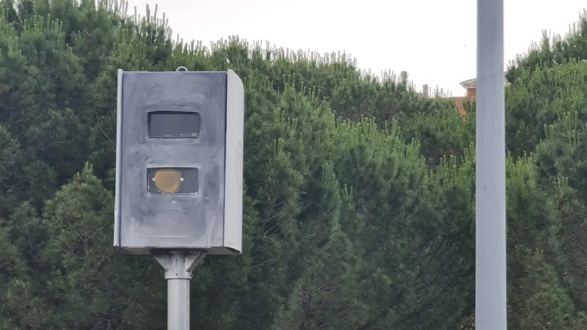 El Ayuntamiento recupera la visión del radar en este punto del vial después de que fuera vandalizado. "Ayer por la noche solo hacia que saltar el flash", asegura uno de los vecinos de la zona. Fotos: Heraldo de León