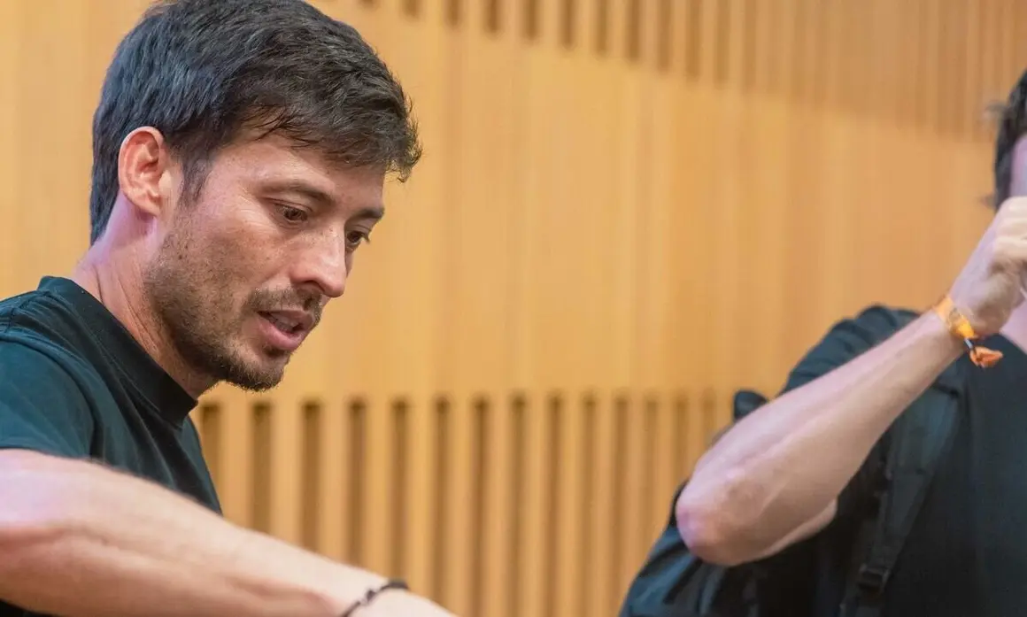 David Silva sirviendo vinos en el Gallo Wine Fest 2025.