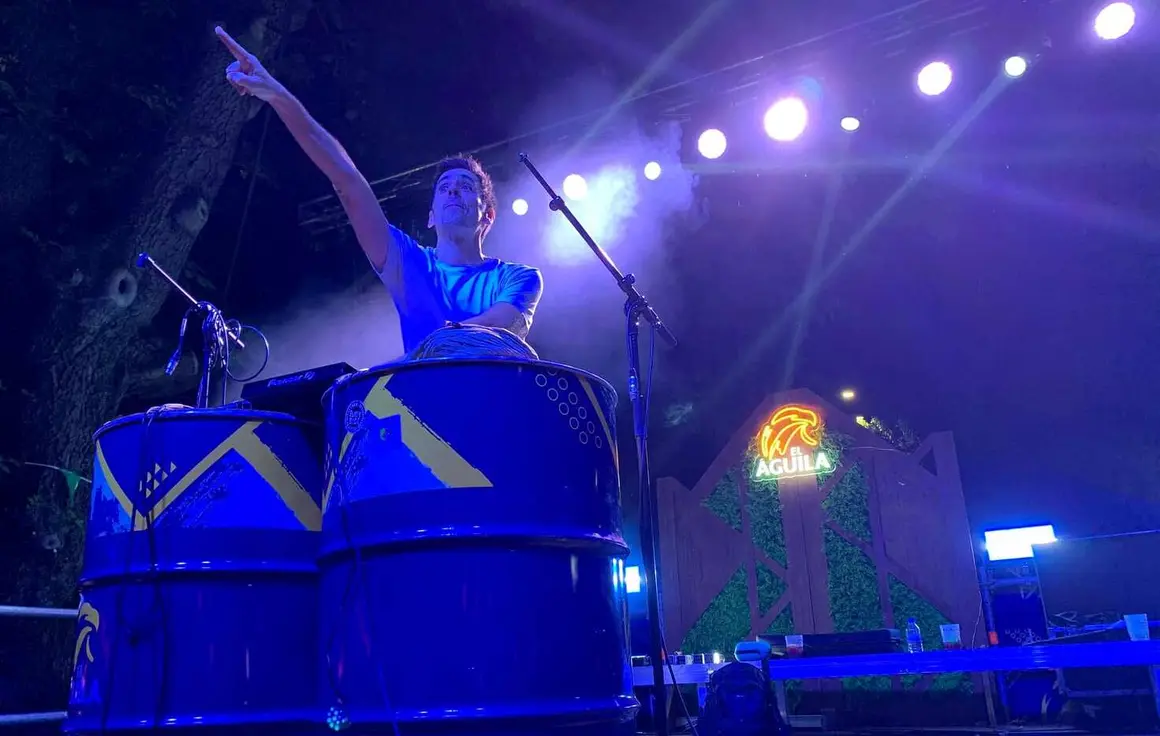 Miles de personas convierten el parque de San Francisco en un hervidero de música, gastronomía, arte local y orgullo colectivo durante el décimo aniversario del festival Come y Calle.