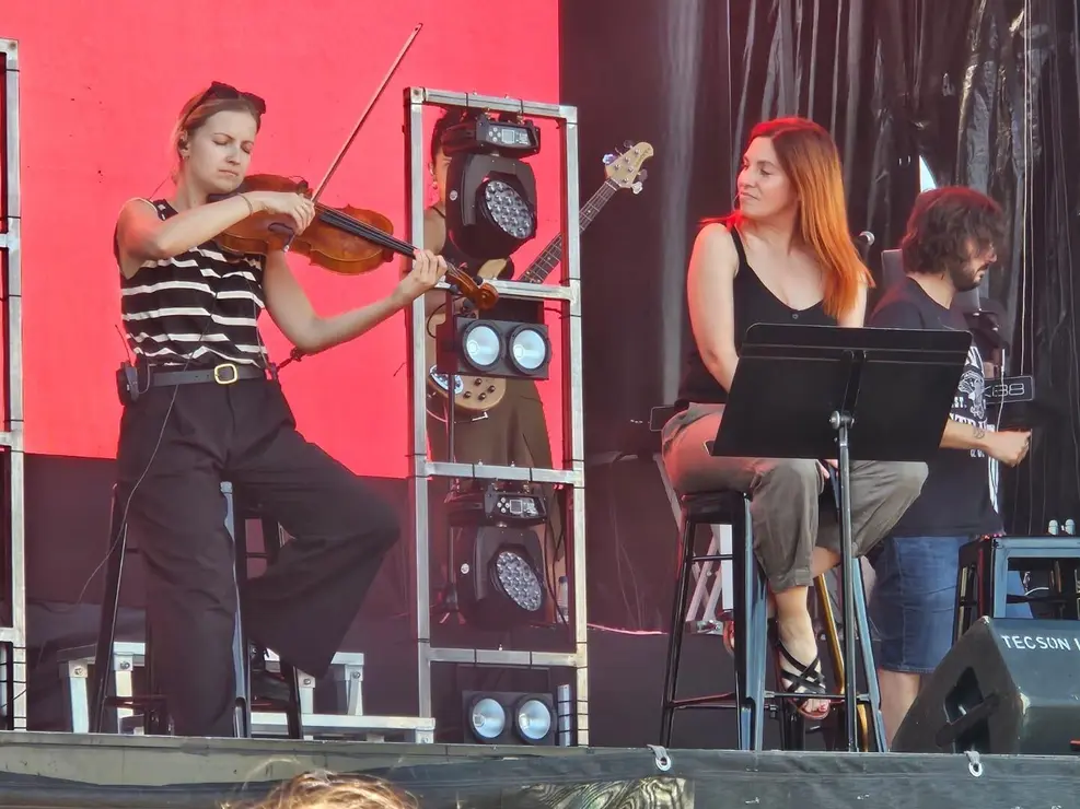 La exvocalista de La Oreja de Van Gogh inicia su carrera en solitario en un concierto inolvidable en la explanada de los Pendones Leoneses, antes de ceder el testigo a La Misión. En la imagen, los preparativos de La Mision.