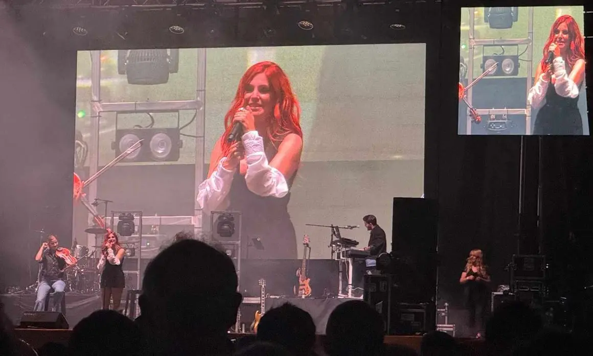 La exvocalista de La Oreja de Van Gogh inicia su carrera en solitario en un concierto inolvidable en la explanada de los Pendones Leoneses, antes de ceder el testigo a La Misión. En la imagen, en los ensayos previos a su actuación. Fotos: Silvia García