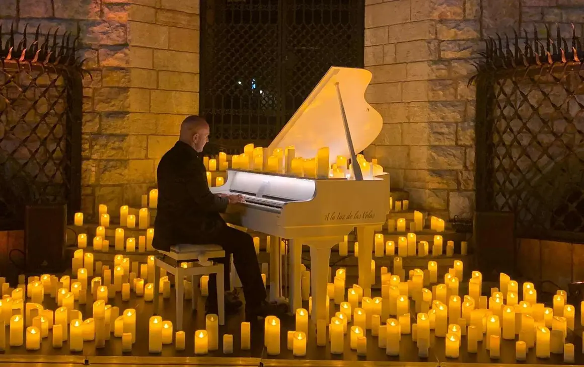 Decenas de leoneses y visitantes llenan la plaza de San Marcelo, ante la Casa Botines, para celebrar entre velas y melodías el aniversario de Antonio Gaudí con un concierto inspirado en su tiempo y su genio. Fotos: A.F. Reca