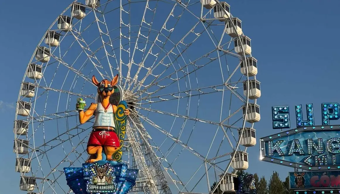 El recinto ferial de las fiestas de San Juan y San Pedro vuelve a ser el centro de la diversión con cientos de visitantes cada día con atracciones para todas las edades. Foto: Silvia García