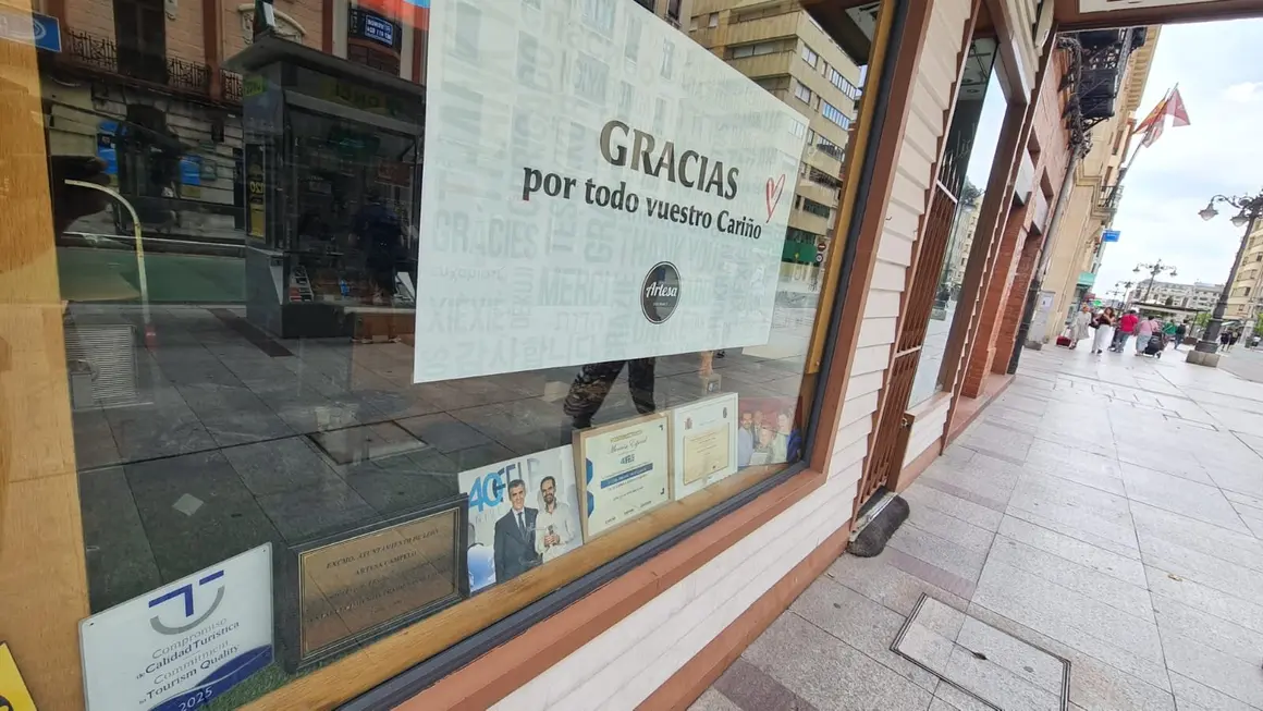 El emblemático comercio de alimentación de calidad baja la persiana este viernes tras más de 70 años de historia sin relevo para continuar con su legado.