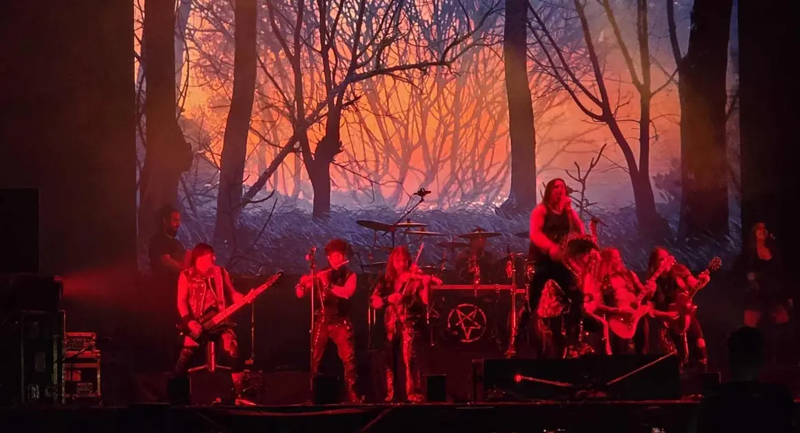 Mägo de Oz arrasa en León con una noche épica de folk metal y nostalgia. Más de 6.000 personas vibraron en la explanada de los Pendones Leoneses con el regreso del grupo madrileño, que ofreció un concierto cargado de clásicos, novedades y energía desbordante. Fotos: C. Calvo