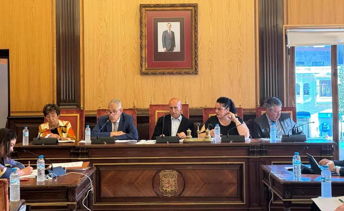 El Ayuntamiento de León ha aprobado este viernes en pleno la creación de la Zona de Bajas Emisiones (ZBE), una medida que dotará de cobertura legal a las restricciones de circulación en el centro de la capital.