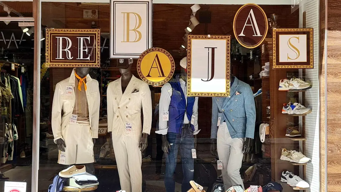 Las tiendas de la capital leonesa, desde boutiques independientes hasta grandes superficies, anticipan la temporada de ofertas con promociones de hasta el 70 % para atraer al consumidor veraniego.