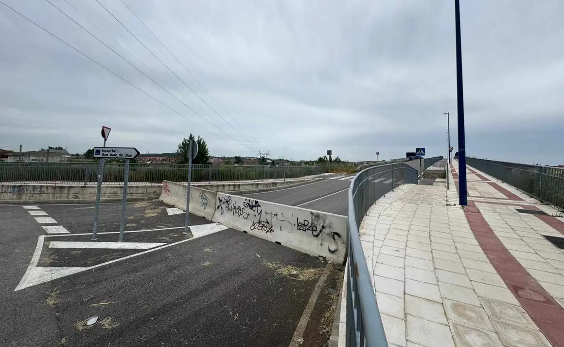 Después de más de cuatro años sin uso, el puente de San Juan de Dios en San Andrés del Rabanedo podría quedar parcialmente habilitado. En la imagen, el enlace con León visto desde San Andrés del Rabanedo. Fotos: Silvia García