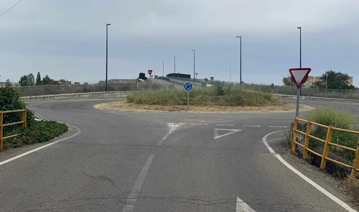 Después de más de cuatro años sin uso, el puente de San Juan de Dios en San Andrés del Rabanedo podría quedar parcialmente habilitado. En la imagen, el enlace con León visto desde San Andrés del Rabanedo. Fotos: Silvia García