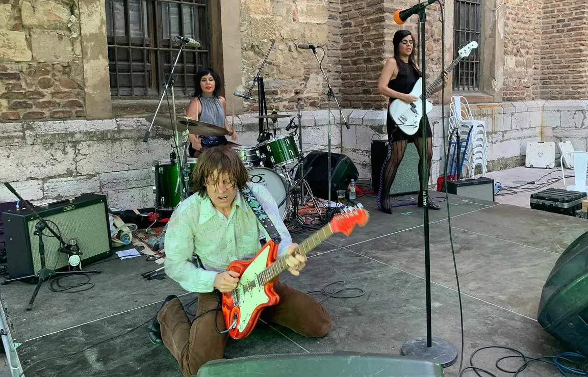 Lexploitation convierte Puerta Castillo en el corazón underground de las fiestas 




La quinta edición de Lex Dance! reunió a cientos de personas en una jornada vibrante que consagró el evento como uno de los grandes atractivos culturales del verano leonés.