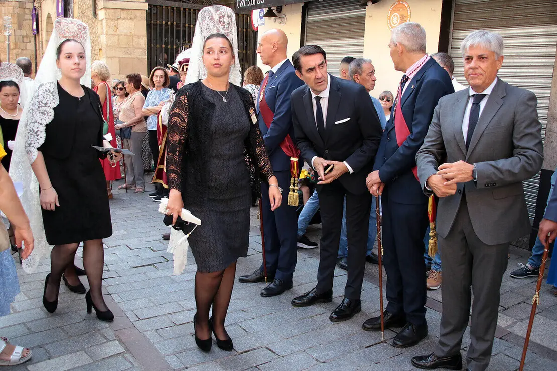 Celebración del Corpus Chico de León con una misa y una posterior procesión, a la que asiste la corporación municipal y el consejero de Medio Ambiente, Vivienda y Ordenación del Territorio, Juan Carlos Suárez-Quiñones