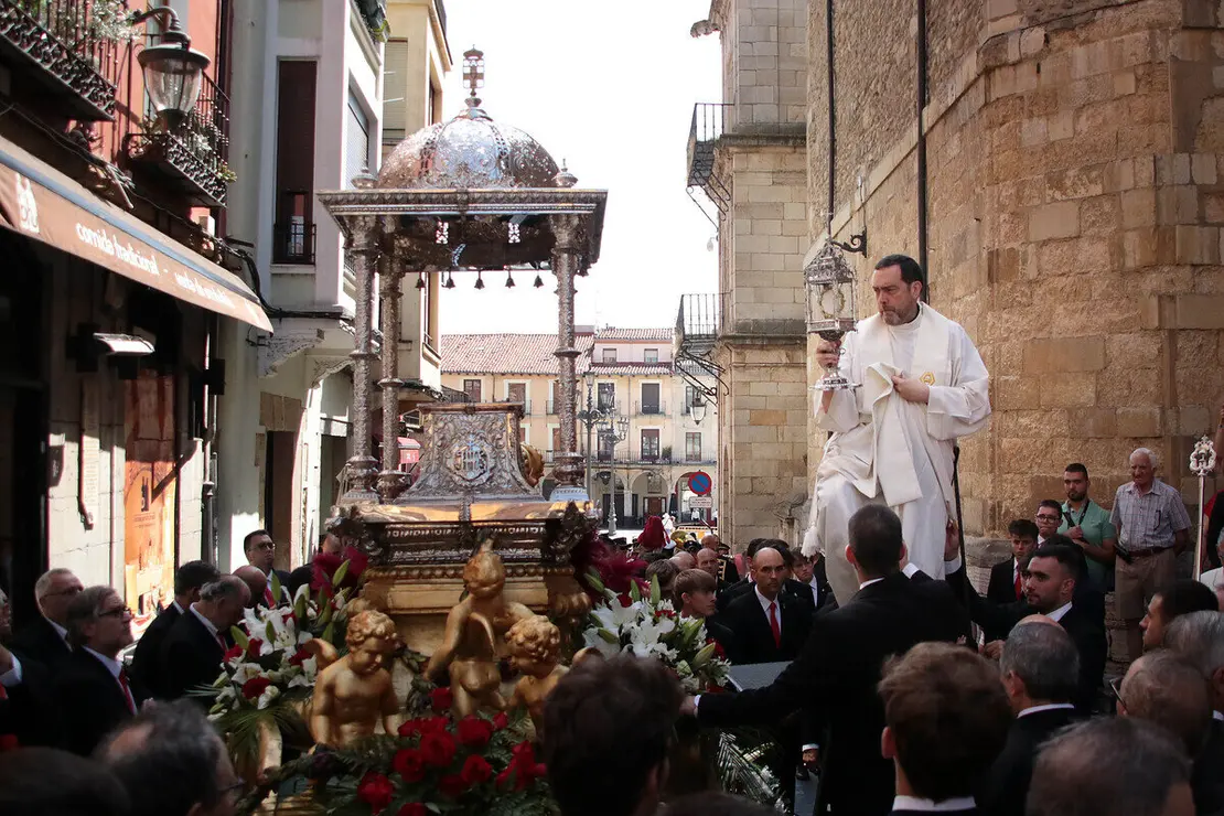 Celebración del Corpus Chico de León con una misa y una posterior procesión, a la que asiste la corporación municipal y el consejero de Medio Ambiente, Vivienda y Ordenación del Territorio, Juan Carlos Suárez-Quiñones