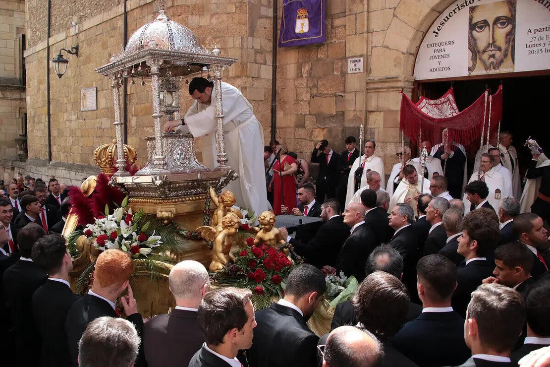 Celebración del Corpus Chico de León con una misa y una posterior procesión, a la que asiste la corporación municipal y el consejero de Medio Ambiente, Vivienda y Ordenación del Territorio, Juan Carlos Suárez-Quiñones