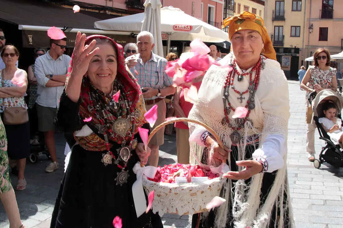 Celebración del Corpus Chico de León con una misa y una posterior procesión, a la que asiste la corporación municipal y el consejero de Medio Ambiente, Vivienda y Ordenación del Territorio, Juan Carlos Suárez-Quiñones