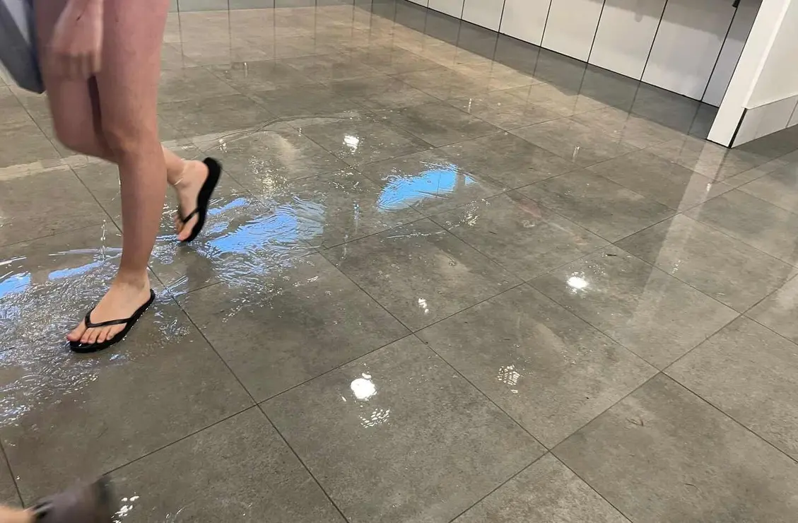 La  reforma de las piscinas municipales de La Palomera ha sufrido su primer contratiempo. Una inundación en los vestuarios ha obligado a desalojar esa parte de la instalación.
