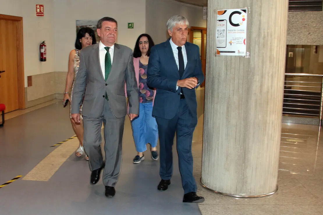 El consejero de la Presidencia, Luis Miguel González Gago, presenta el sistema de autoevaluación de calidad de las Delegaciones Territoriales de la Junta de Castilla y León, acompañado por el delegado territorial, Eduardo Diego
