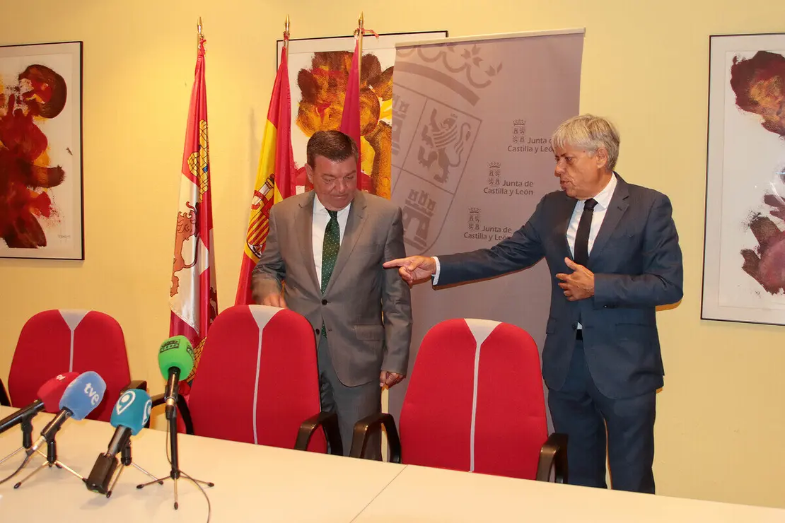 El consejero de la Presidencia, Luis Miguel González Gago, presenta el sistema de autoevaluación de calidad de las Delegaciones Territoriales de la Junta de Castilla y León, acompañado por el delegado territorial, Eduardo Diego